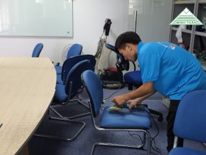 Có Nên Sử Dụng Dịch Vụ Vệ Sinh Ghế Văn Phòng Hay Không?