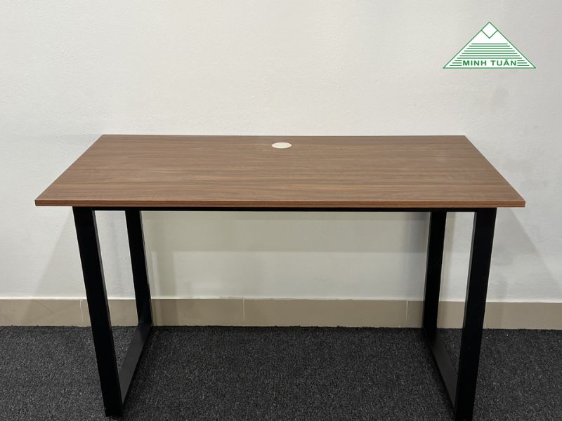 Bàn Làm Việc Chân Sắt Chữ U – Thiết Kế Hiện Đại, Bền Bỉ Cho Văn Phòng