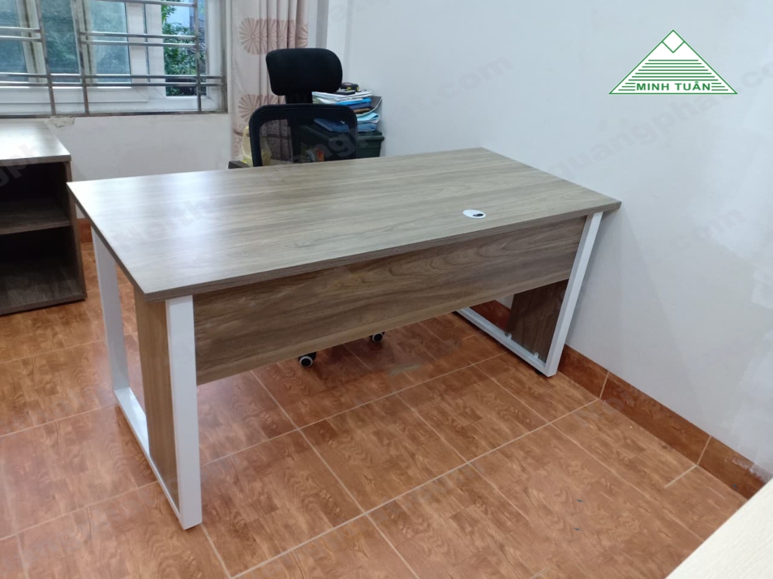 Ưu Điểm Của Bàn Làm Việc Chân Sắt Chữ U Trong Không Gian Làm Việc