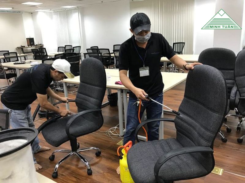 Tìm hiểu có nên sử dụng dịch vụ giặt ghế văn phòng giá rẻ hay không. Giải pháp vệ sinh ghế hiệu quả, tiết kiệm chi phí cho doanh nghiệp.