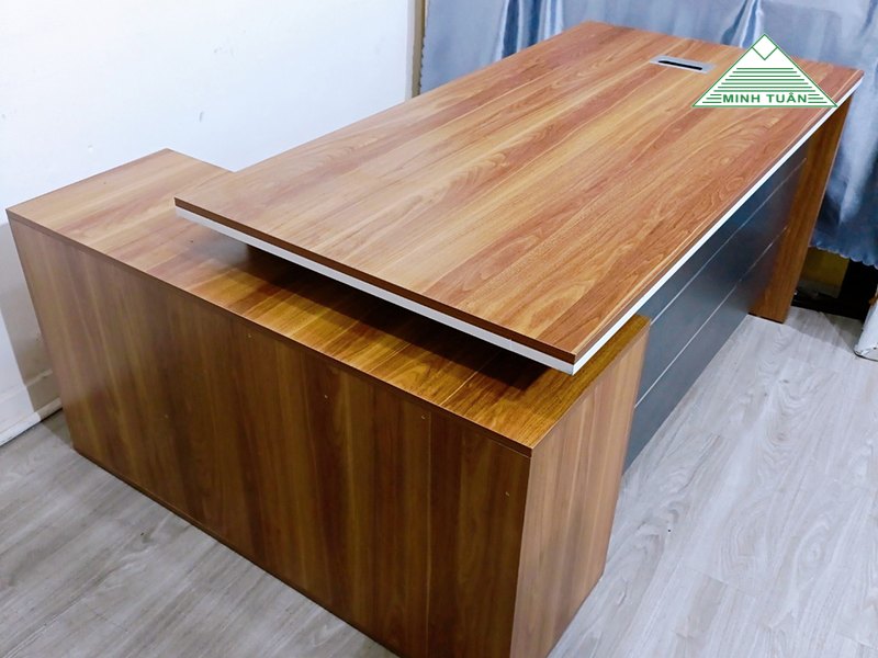 Bàn Giám Đốc Có Hộc Tủ – Giải Pháp Tối Ưu Hóa Không Gian Làm Việc Sang Trọng