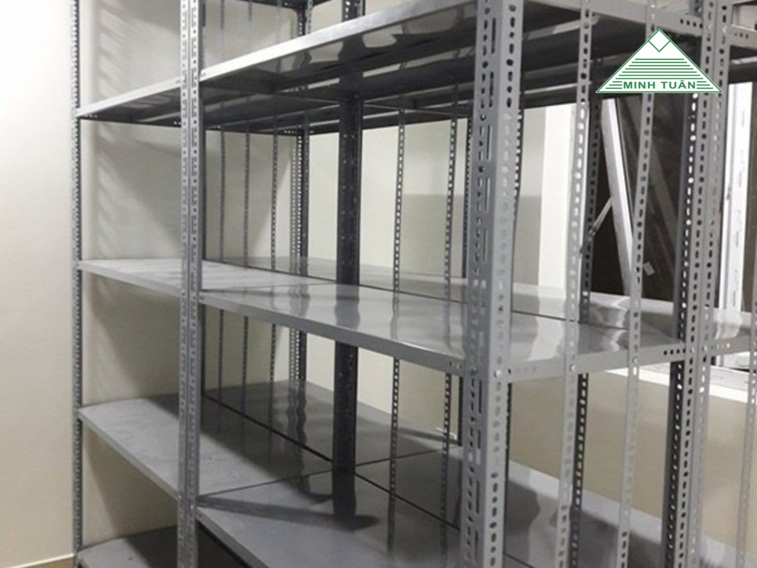 Tìm Hiểu Ngay: Giá Sắt Trung Tải Thực Tế Và Những Điều Bạn Cần Biết