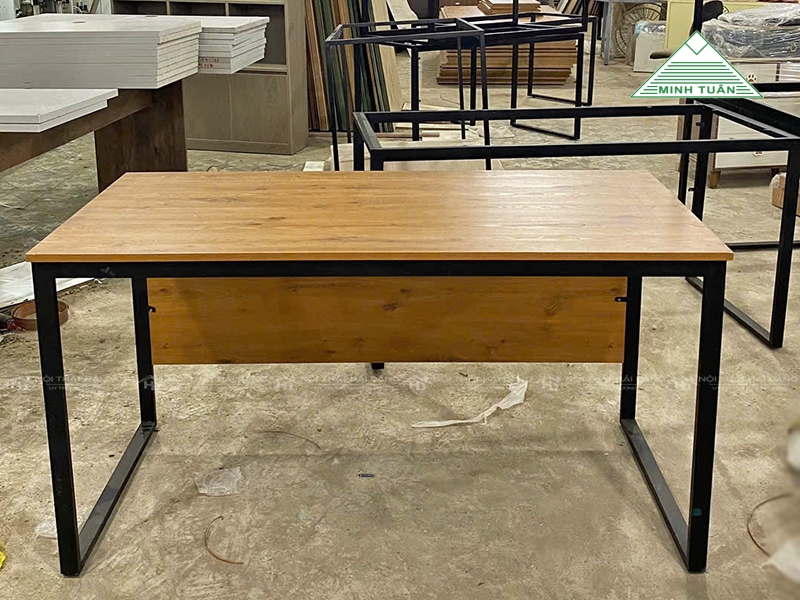 Mua Bàn Làm Việc Chân Sắt Ở Đâu Uy Tín, Giá Tốt Và Bảo Hành Dài Hạn?