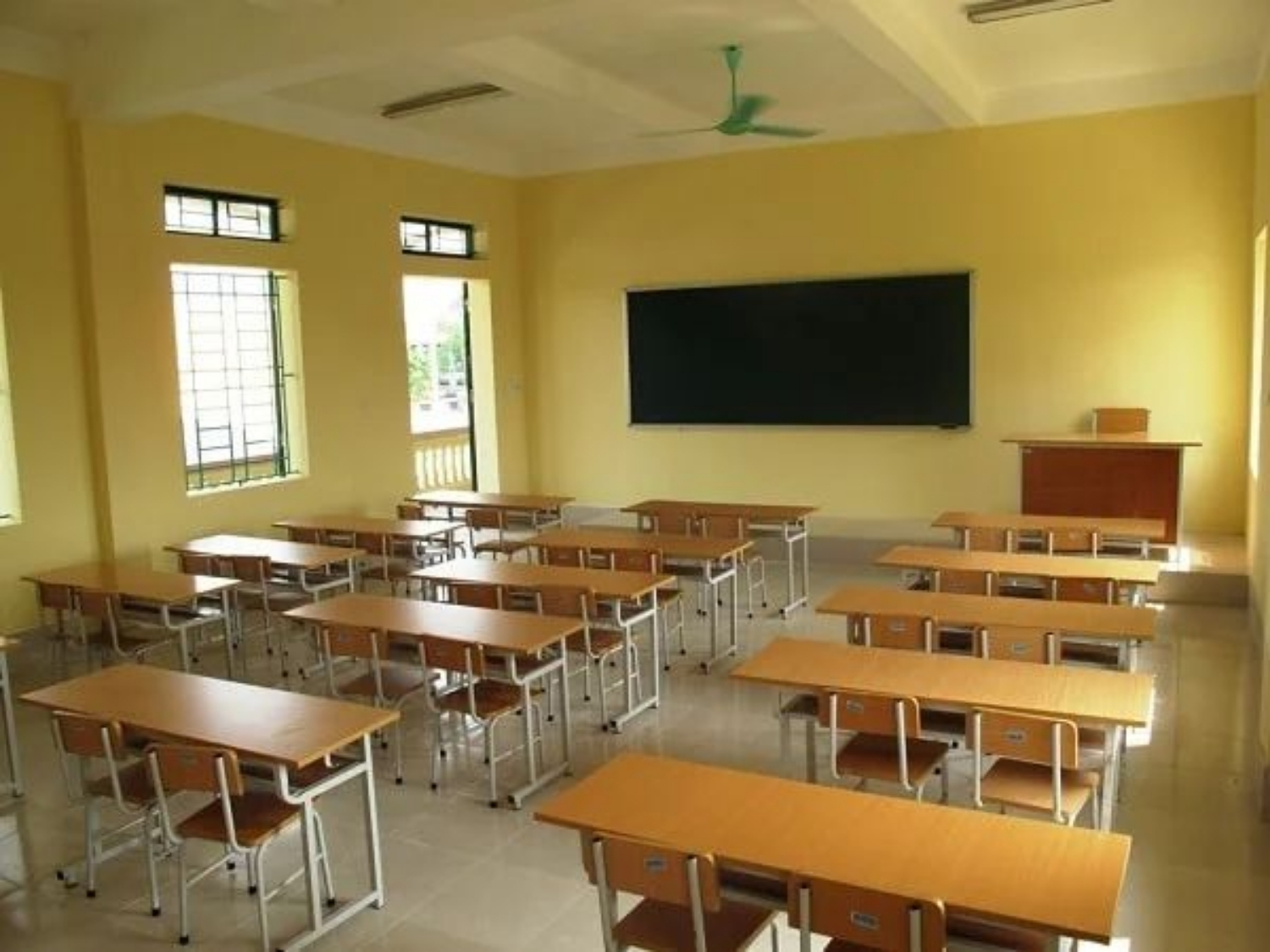 Bàn Ghế Học Sinh Gỗ Tự Nhiên: Lý Do Mọi Bậc Phụ Huynh Nên Đầu Tư Mẫu Bàn Ghế Gỗ Tốt Nhất Cho Trẻ