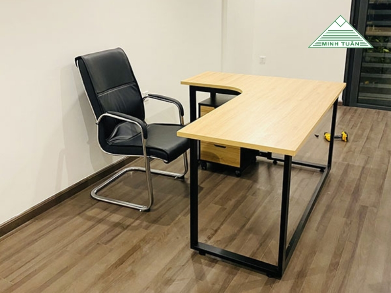 Bàn Chữ L Chân Sắt – Kết Hợp Giữa Thẩm Mỹ Và Độ Bền