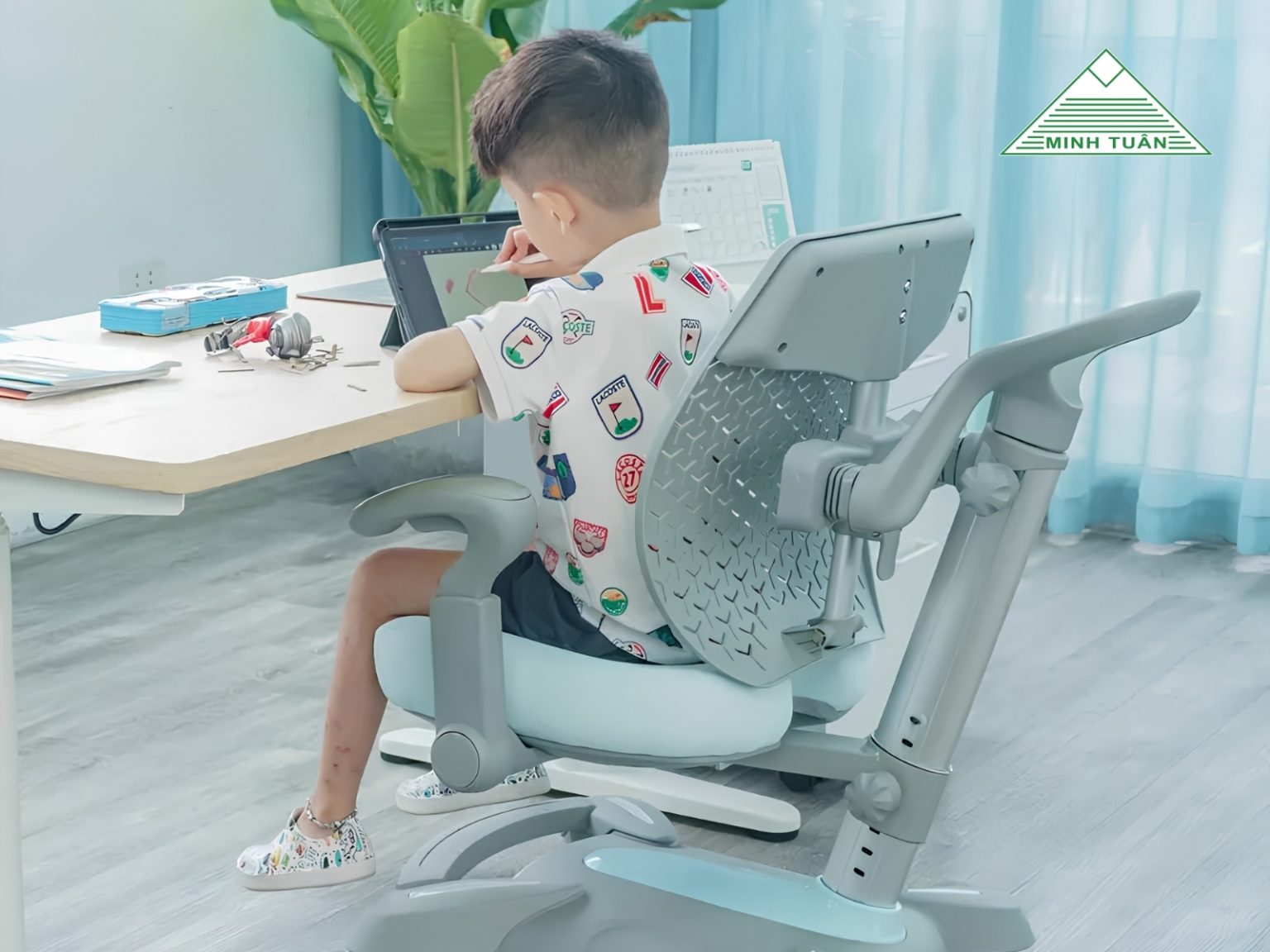 Điều Gì Xảy Ra Khi Trẻ Sử Dụng Ghế Công Thái Học Mỗi Ngày?